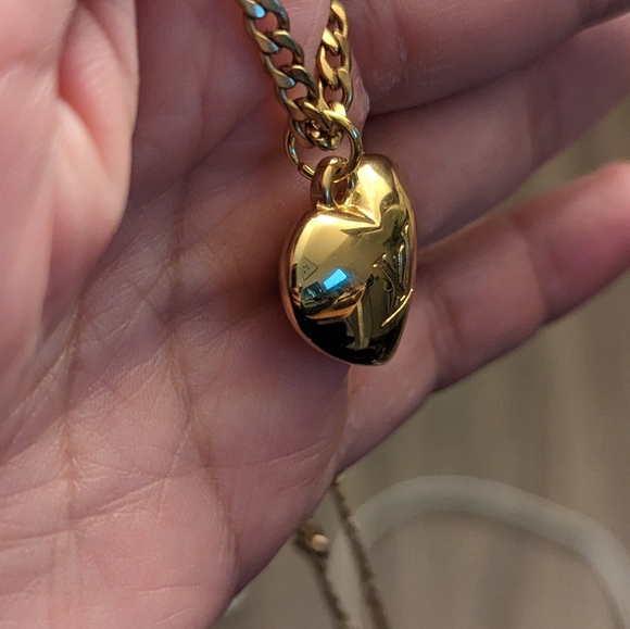 Louis Vuitton Authentic Gold Heart Choker necklace - Picture 3 of 10